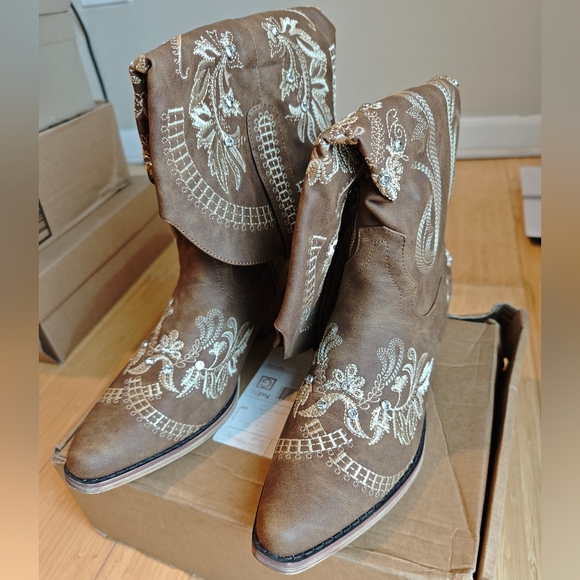 Shoes - Elegant Embroidered Tan Heeled Boots